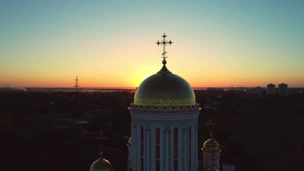 Kyrkan Solnedgången Kupoler Och Korsar Solljus Skytte Från Luften — Stockvideo