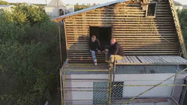 午餐建设者 在脚手架上吃午饭 屋顶屋面 — 图库视频影像
