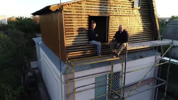 Costruttori Pranzo Pranzo Sul Ponteggio Copertura Del Tetto Edificio — Video Stock