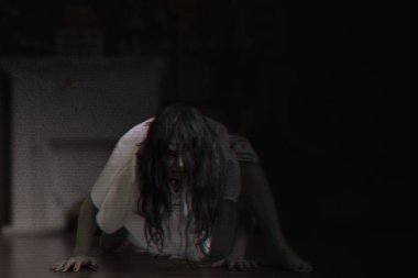 Cadılar Bayramı kavramı. korkunç bir kız beyaz Geceliği giymiş. cadı.