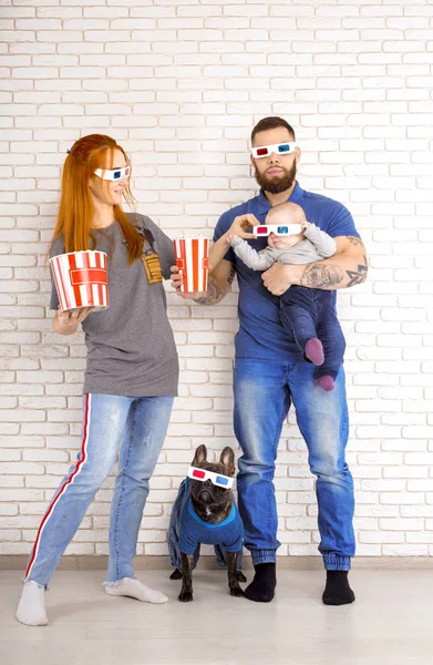 Junge Familie mit kleinen Kindern und Hund in 3D-Brille. Kino — Stockfoto