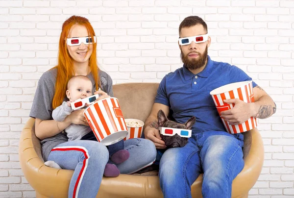 Familia joven con niños pequeños y un perro en gafas 3D. cine —  Fotos de Stock