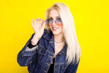 kot ceket güzel sarışın kız sarı b üzerinde gülümsüyor