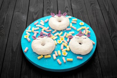 tek boynuzlu at şeklinde üç çörek kümesi. Tatlı. Sır. D