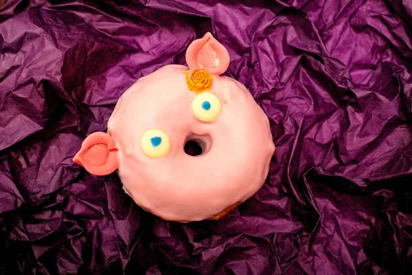 Donut in Form eines Schweins. Süßigkeiten. Glasur. leckeres Produkt. — Stockfoto