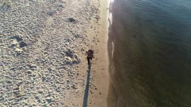 Kumsalda egzersiz yapan genç atletik kız. Spor. sağlıklı yaşam tarzı