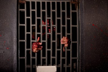 Kesikleri olan korkunç bir zombi. - Kan. Korkunç. Kırmaya çalışıyorum.