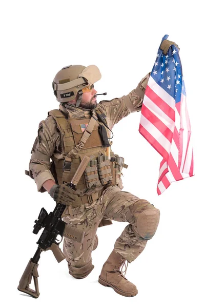 Портрет Солдата Тримає Зброю Білому Тлі Ізольовано Солдата Американським Прапором — стокове фото