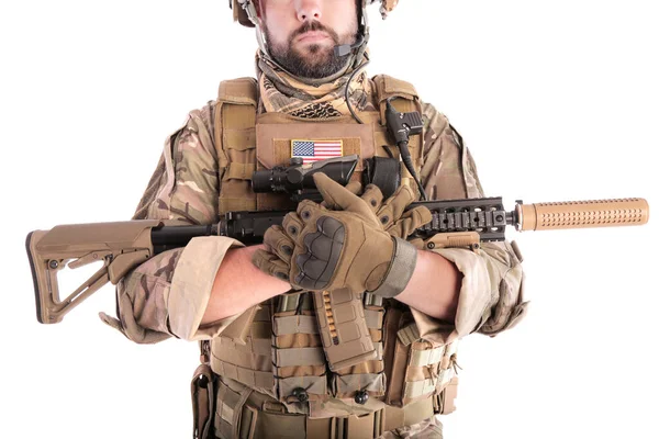 Πορτρέτο Ενός Στρατιώτη Κρατώντας Όπλο Λευκό Φόντο Απομονωμένη Στρατιώτης — Φωτογραφία Αρχείου