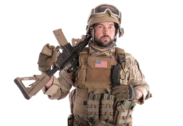 Porträtt Soldat Som Håller Pistolen Mot Vit Bakgrund Isolerad Amerikanska — Stockfoto