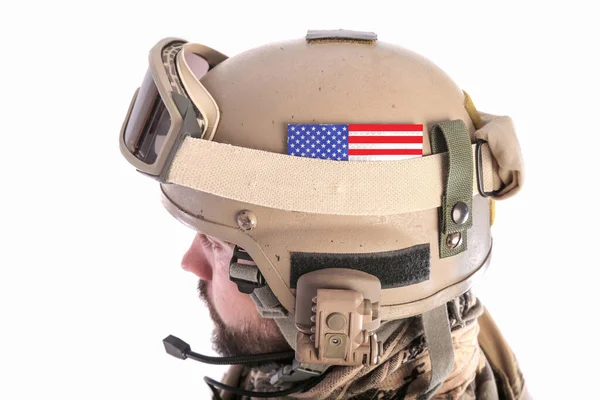 ヘルメットを着たアメリカ兵 白い背景に隔離されています 救済だ アメリカ国旗 — ストック写真