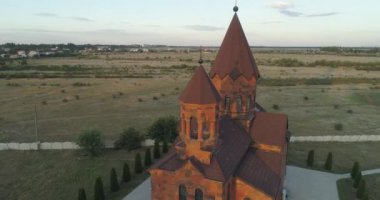 Modern inşaatın güzel kilisesi. Drone 'u vurmak. Kilise haçı.