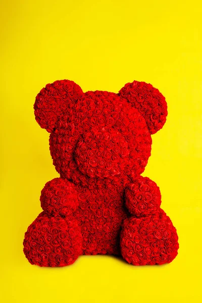 Gros Ours Roses Rouges Sur Fond Jaune — Photo