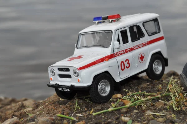 Çocuklar ve yetişkinler ilk yardım - ambulans Nehri yakınında niteliğine için oyuncak metal araba