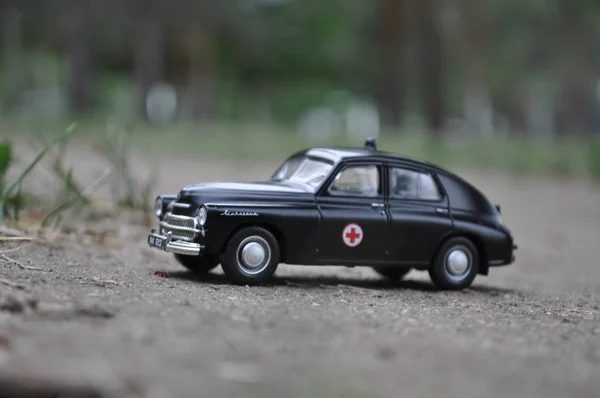 Çocuklar ve yetişkinler ilk yardım - ambulans niteliğine retro metal araba oyuncak