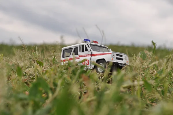 Çocuklar ve yetişkinler ilk yardım - ambulans Nehri yakınında niteliğine için metal araba