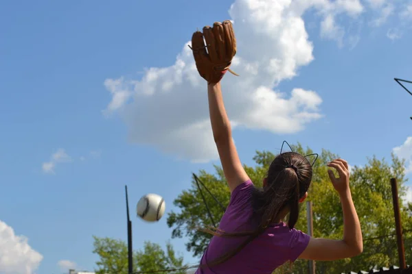 Kız bir beysbol topu yakalar