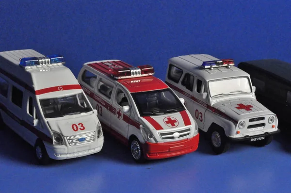 mavi bir arka plan üzerinde birkaç oyuncak ambulans arabalar