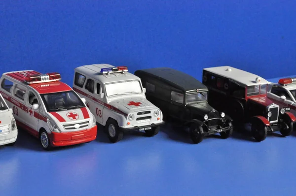 mavi bir arka plan üzerinde birkaç oyuncak ambulans arabalar