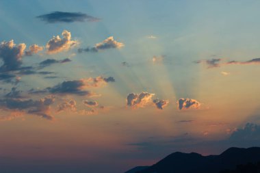 Pembe günbatımı bulutlar deniz üzerinde ışıklar.