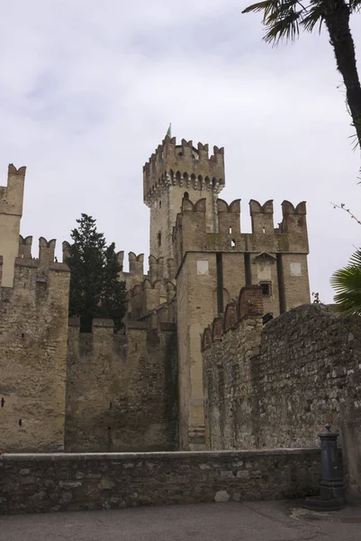 The towers of the castle of Sirmione. — Stock Photo, Image
