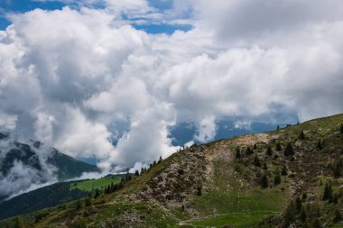 Bulutlar dağların üzerinden. Önce yağmur dağ manzarası.