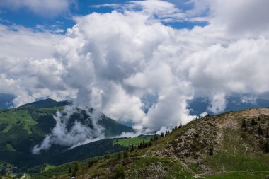 Bulutlar dağların üzerinden. Önce yağmur dağ manzarası.
