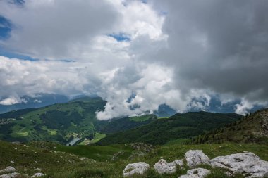 Bulutlar dağların üzerinden. Önce yağmur dağ manzarası.