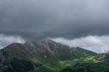 Gri kümülüs bulutlar yağmur önce dağlarda.