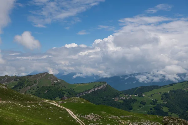Wolken Über Den Bergen Berg Feldweg — Stockfoto