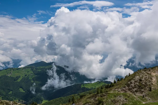 Moln Över Bergen Bergslandskap Innan Regnet — Stockfoto