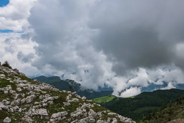 Gray Cumulus Wolken Bergen Voor Regen — Stockfoto