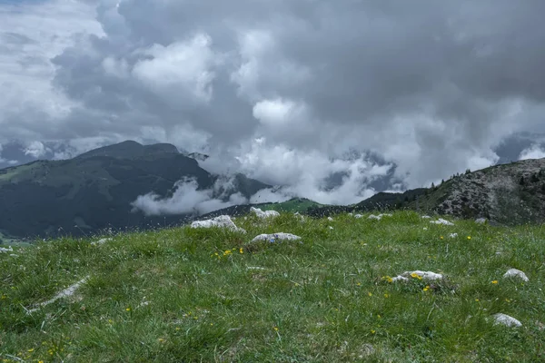 Graue Kumuluswolken Den Bergen Vor Dem Regen — Stockfoto