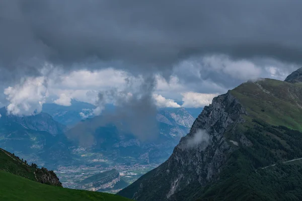 Cinza Cumulus Nuvens Nas Montanhas Antes Chuva — Fotografia de Stock