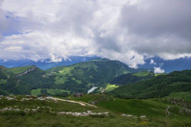 Gri kümülüs bulutlar yağmur önce dağlarda.