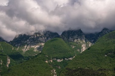Gri kümülüs bulutlar yağmur önce dağlarda.