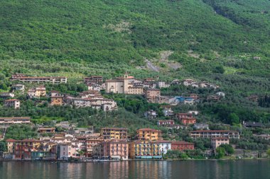 Bulutlu bir günde Garda Gölü kıyısında şehrin panoramik görünüm.