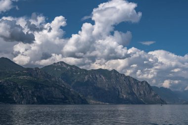 Garda Gölü ve dağlar görünümünü bulutlu bir günde.