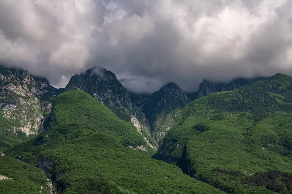 Graue Kumuluswolken Den Bergen Vor Dem Regen lizenzfreie Stockfotos