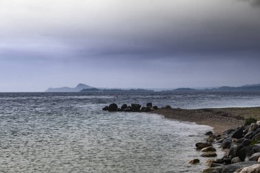 Gölün kıyısında taş