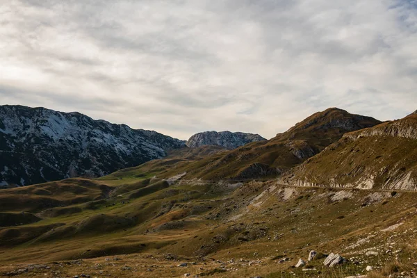 Berglandschaft Herbst Bewölkt Tag Berge Bei Sonnenuntergang Unter Den Wolken — Stockfoto