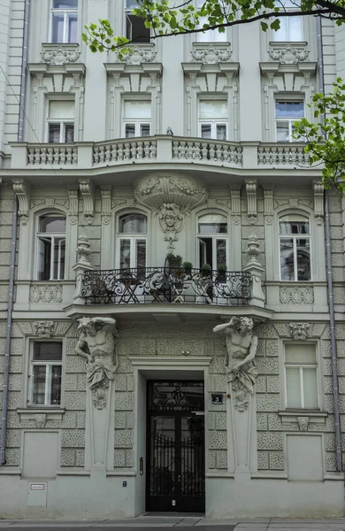 Viyana'da eski bir ev cephe.