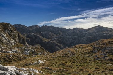 Sonbahar bulutlu günde dağ manzarası. Dağlar bulutlar altında gün batımında.