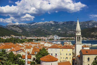 Budva eski kasaba Karadağ'ın görünümünü. Yaz günü ve arka planda dağların üzerinden bulutlar. Yumuşak odak ve bulanıklık.