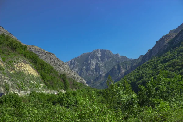 Paisagem Montanha Verão Dia Nublado Foco Suave Fundo Embaçado — Fotografia de Stock