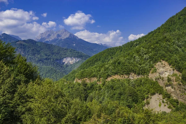 Berglandschaft Sommer Bewölkt Weicher Fokus Und Verschwommener Hintergrund — Stockfoto