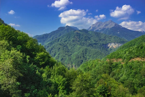 Berglandschaft Sommer Bewölkt Weicher Fokus Und Verschwommener Hintergrund — Stockfoto