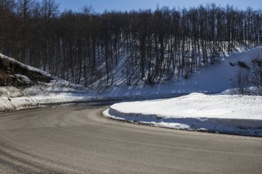 Asfalt yol ile dağ geçidi.