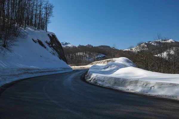 Camino de asfalto a través del paso de montaña . — Foto de Stock