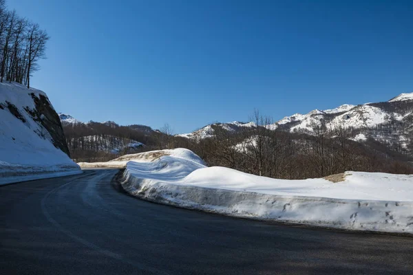 Estrada de asfalto através do passo de montanha . — Fotografia de Stock